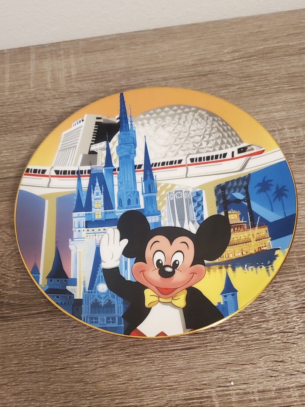 Vintage 1986 Walt Disney World Mickey Mouse Decorative Plate